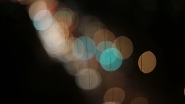 Voitures de mouvement sur la vue de la route depuis la fenêtre en defocus. Bokeh fond . — Video