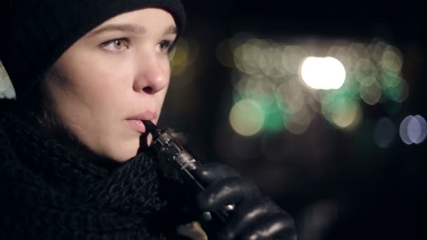 Adolescente chica en la noche en la calle fumar cigarrillo electrónico . — Vídeos de Stock