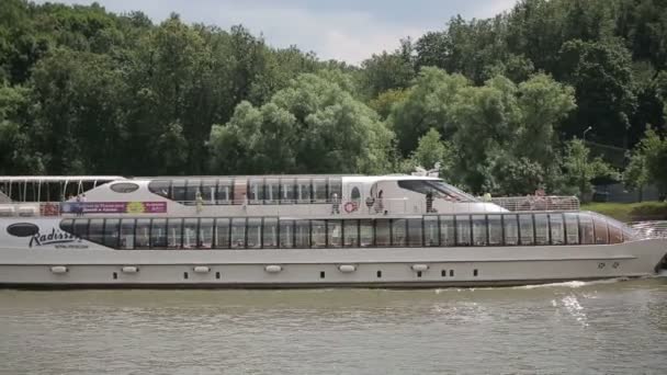 RÚSSIA, MOSCOW - JULHO 5, 2014: Caminhe no rio Moscou de barco, que é de propriedade do hotel Ucrânia sob a marca Radisson Hotel Moscow . — Vídeo de Stock