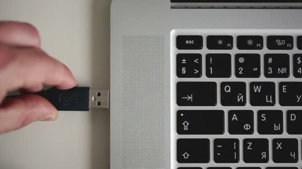 Usb hdd conectado a um laptop . — Vídeo de Stock