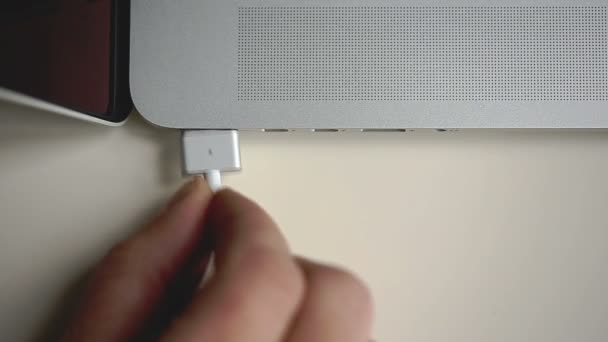 Lader verbinding aan laptop — Stockvideo