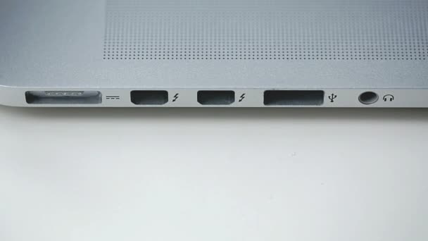 USB-flashstation aangesloten op een laptop — Stockvideo
