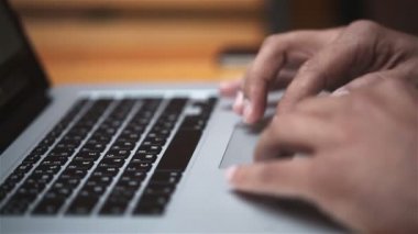 Bir adam bir dizüstü bilgisayar açık kullanır.