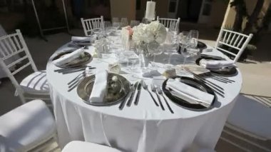 Bir restoranda sofra. Çevresinde vurdu Stedicam