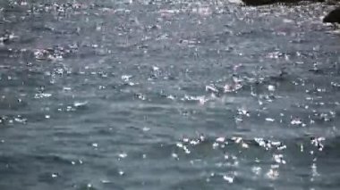 Adriyatik Denizi güneşte ışıltı dalgalar