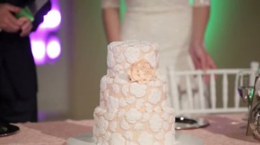 Gelin ve damat düğün pastasını kestiler.