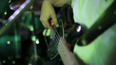 Gitar çalan müzisyen