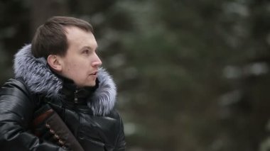 Avcı tabancası ile ormanda ağır çekim amaçlı