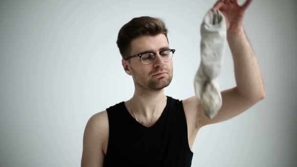 Человек нюхает свои носки — стоковое видео