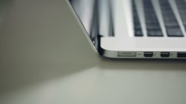 USB harde schijf aangesloten op een laptop — Stockvideo