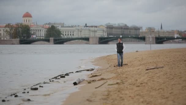 Verdrietig man loopt langs de oever van de rivier de Neva in Sint-Petersburg — Stockvideo