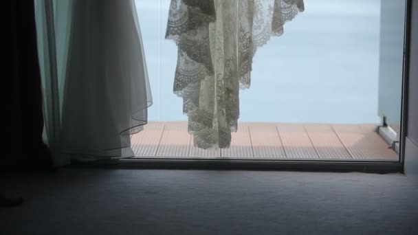 La novia lleva un vestido de novia en la mañana — Vídeo de stock