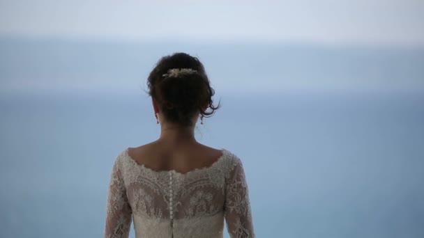 A menyasszony kapja az erkély, a szálloda, és élvezze a kilátást az Adriai-tenger — Stock videók