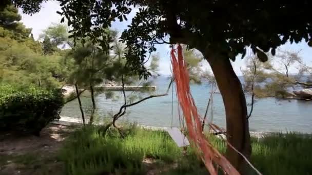 Kinderen schommels in de buurt van het strand van de Adriatische Zee. Vliegen schot — Stockvideo