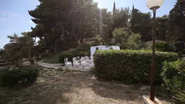 島の結婚式の準備ができている場所は。飛ぶショット — ストック動画
