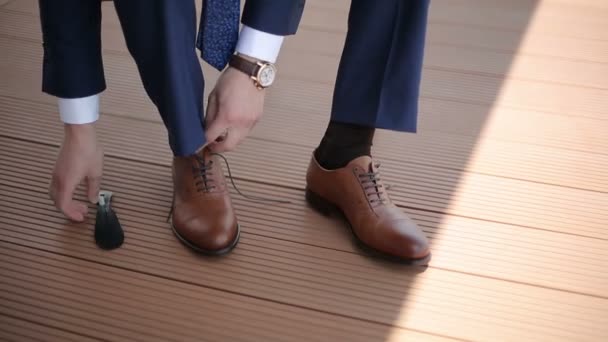 Quell'uomo indossa le scarpe. Da vicino. — Video Stock