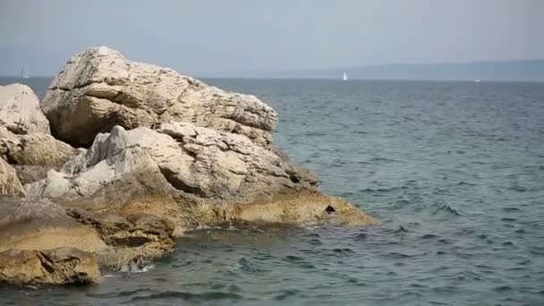 Las olas del mar Adriático brillan bajo el sol — Vídeo de stock
