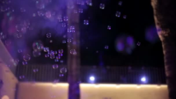 Les gens dansent dans des bulles de savon — Video