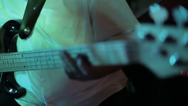 Musicista suonare la chitarra — Video Stock