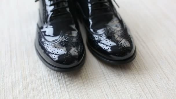 Nouvelles chaussures pour hommes noires — Video