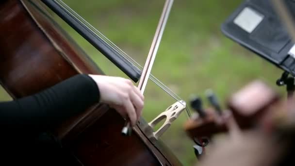 Музыкант играет на виолончели на улице — стоковое видео