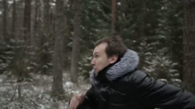 Ormanın içinden çalışan iki adam. Ağır çekim