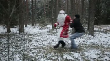 Noel Baba ormanda soyguncular ile mücadele ediyor. Ağır çekim