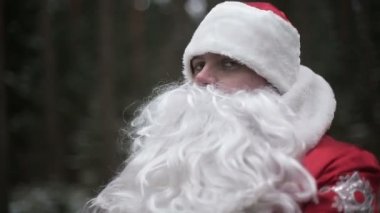 Noel Baba ormanda soyguncular ile mücadele ediyor. Ağır çekim