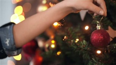 Kız çocuk Noel ağacı süsle. Slider ile vurdu Hd.