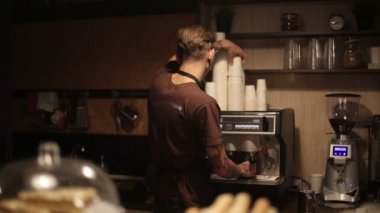 İşçi coffee shop kahve misafirler için yapma