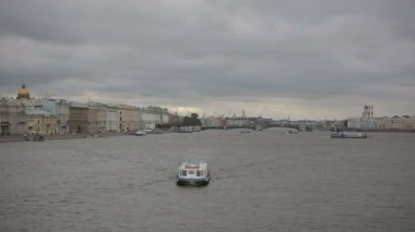 St. Petersburg turistler için zevk tekne yelken Neva Nehri üzerinde