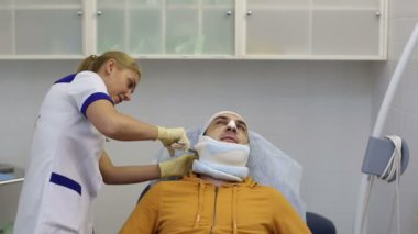 Rusya, S.Petersburg - 2013: yüz plastik cerrahi adam kaldırıldı bandaj