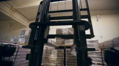 Yükleyici Paletler stokta kaldırır.