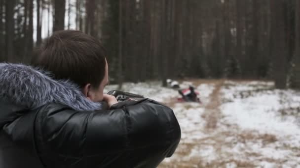 Mannen i skogen syftar ett gevär i Santa Claus — Stockvideo