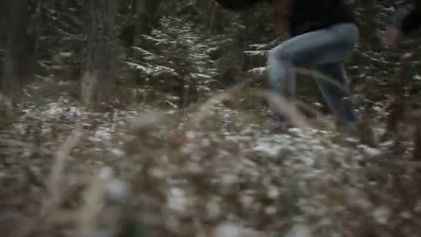 Двое мужчин бегут через лес. Медленное движение — стоковое видео