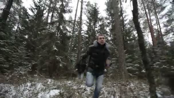 Dois homens a correr pela floresta. Movimento lento — Vídeo de Stock