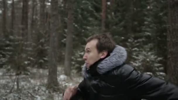 To menn løper gjennom skogen. Langsom bevegelse – stockvideo