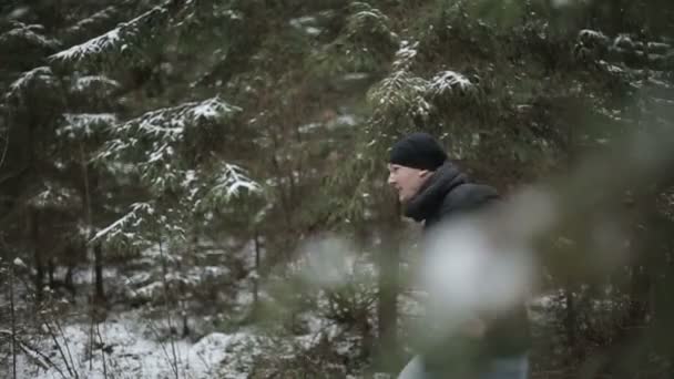 Dois homens a correr pela floresta. Movimento lento — Vídeo de Stock