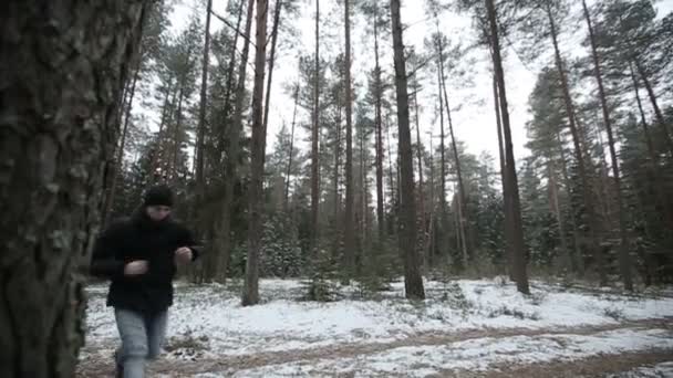 Man running through the woods and doing parkour jump. Slow motion — Stock Video