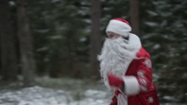 O Pai Natal está a lutar na floresta com ladrões. Movimento lento — Vídeo de Stock