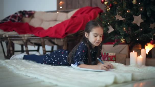 Gyermek lány levelet ír a Mikulás. Dolly lövés