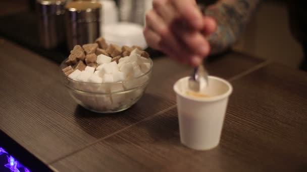 Zucker und eine Tasse frischen Kaffee — Stockvideo