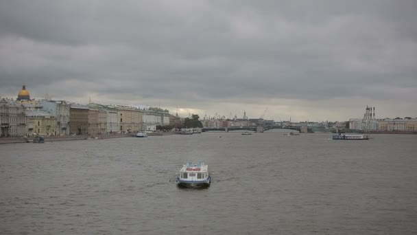 Sint-Petersburg op de rivier de Neva pleziervaartuig zeilen voor toeristen — Stockvideo