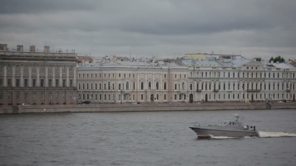 St. Petersburg på floden Neva segling fritidsbåt för turister — Stockvideo