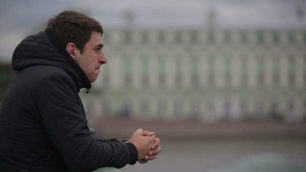 Sorglig man står på bron i centrala St Petersburg — Stockvideo