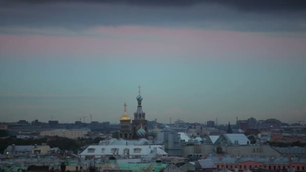 夕方にサンクトペテルブルクの血を流された救い主の教会 — ストック動画