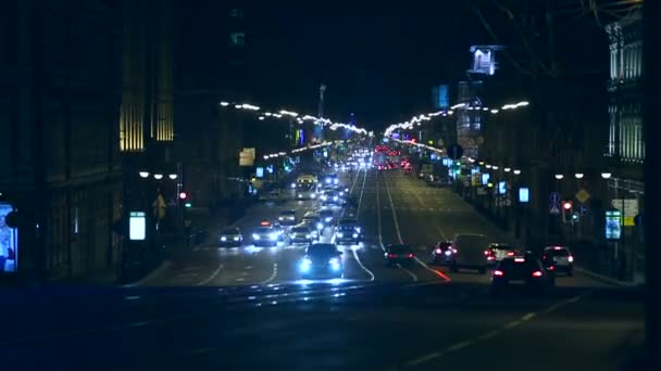 Movimiento nocturno de coches en la ciudad. Caducidad — Vídeo de stock