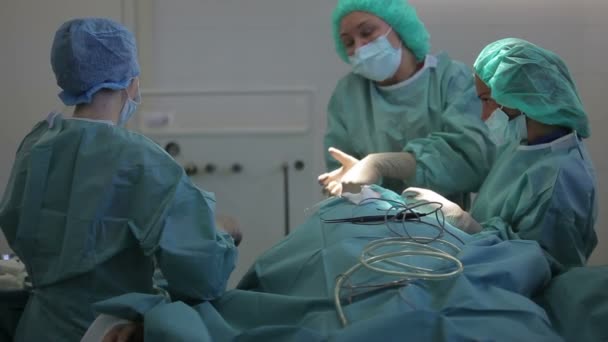RUSIA, S.PETERSBURG 2013: Cirujano plástico y un asistente hacen la operación del hombre — Vídeo de stock