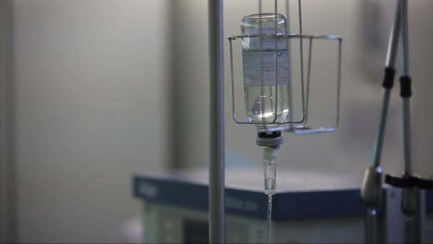 Asistent doktora staví a intravenózní terapie — Stock video