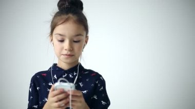 Çocuk çamışırları, stüdyo arka plan ile smartphone kullanır